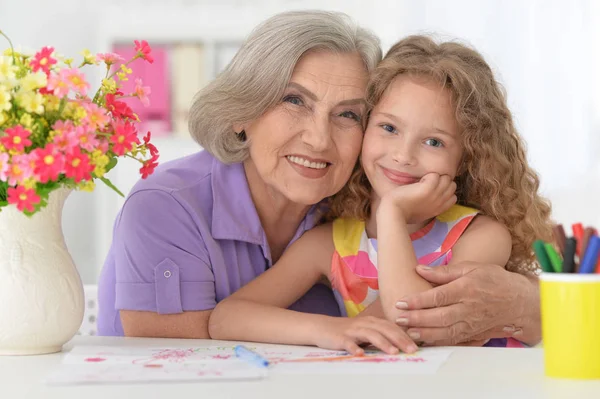 Portrait of Little girl drawing — Stock Photo, Image