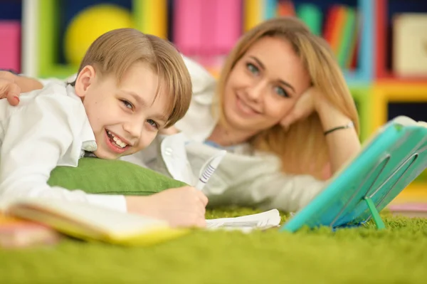 Mamma med hennes son göra läxor — Stockfoto