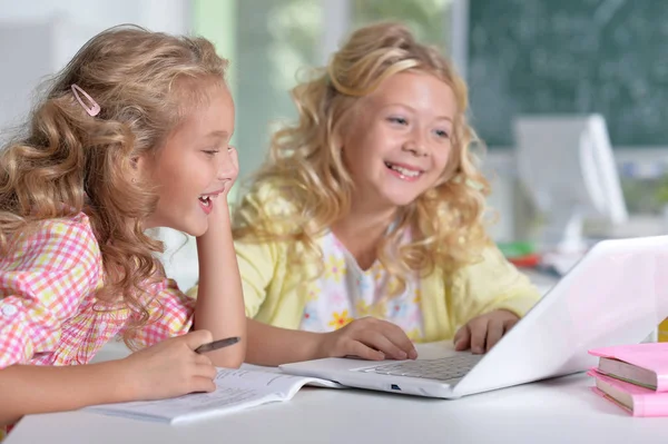 Hermosas niñas en clase — Foto de Stock