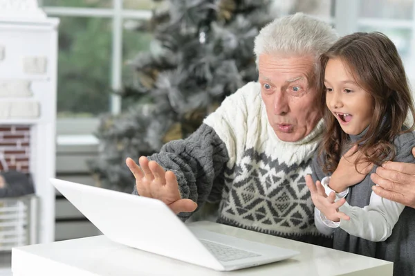 Farfar och barnet med laptop — Stockfoto