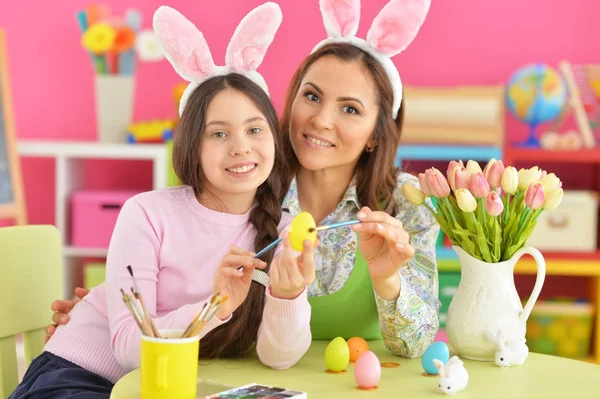 Moeder en dochter kleuring eieren — Stockfoto