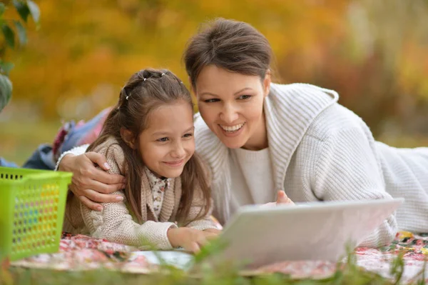 Woman and  girl  using  laptop — Stock Photo, Image