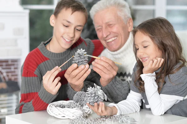 Dědeček se děti připravují na Vánoce — Stock fotografie