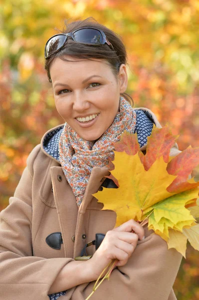 Jonge vrouw rusten in park — Stockfoto