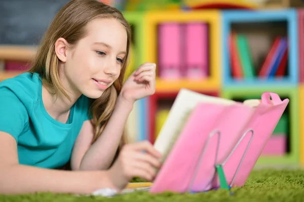 Menina adolescente fazendo lição de casa — Fotografia de Stock