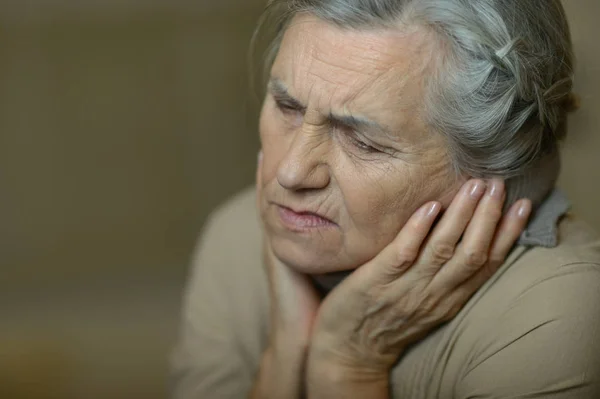 Mujer mayor se siente mal — Foto de Stock