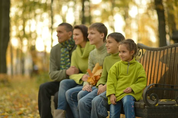 Семья в осеннем лесу — стоковое фото
