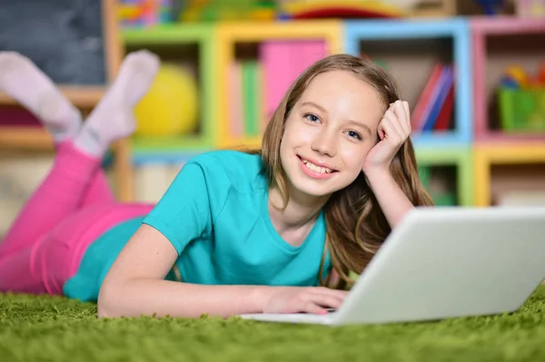 आधुनिक लैपटॉप का उपयोग करने वाली लड़की — स्टॉक फ़ोटो, इमेज