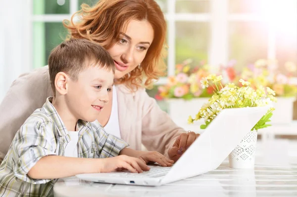 Moeder en zoon met behulp van laptop — Stockfoto