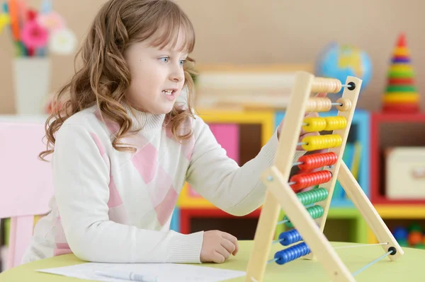 そろばんの使い方を学ぶ少女 — ストック写真