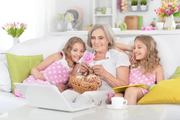 Großmutter und Enkelinnen mit Laptop — Stockfoto