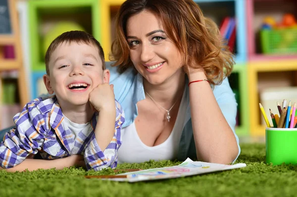 Mãe e filho pintando juntos — Fotografia de Stock