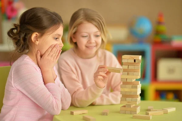 Küçük kızlar bloklarla oynama — Stok fotoğraf