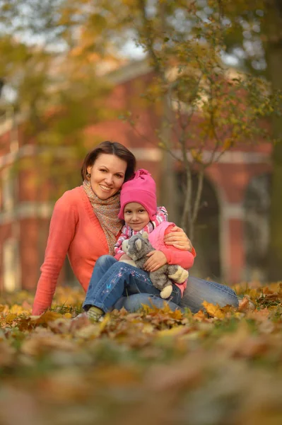 Mutter und Tochter im Freien — Stockfoto