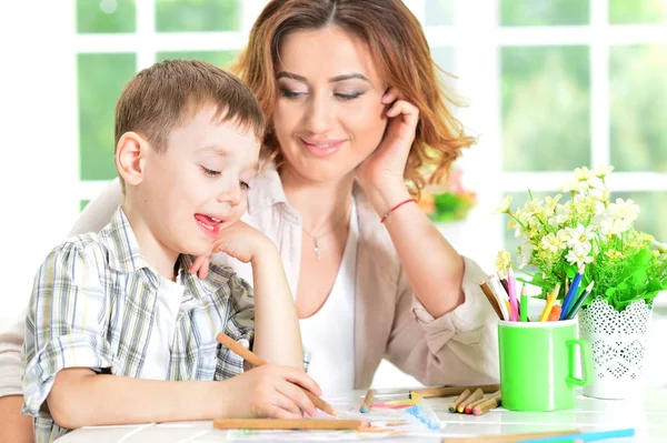 Mãe e filho pintando juntos — Fotografia de Stock