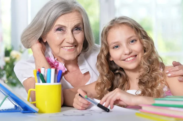 할머니와 손녀 그리기 — 스톡 사진
