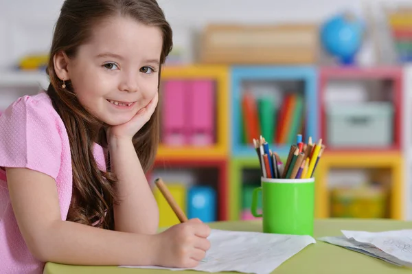 Malá holčička v růžové košili kreslení — Stock fotografie