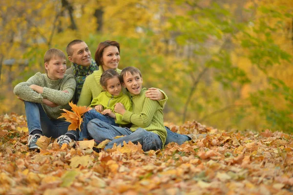 Familj i höst skog — Stockfoto