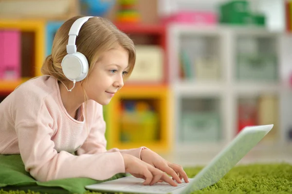 Meisje met behulp van moderne laptop — Stockfoto