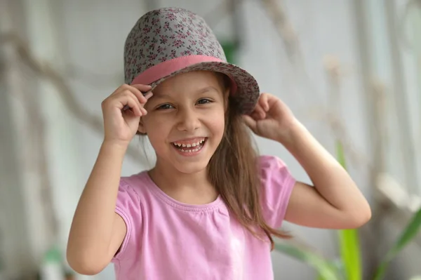 Bambina in posa cappello — Foto Stock