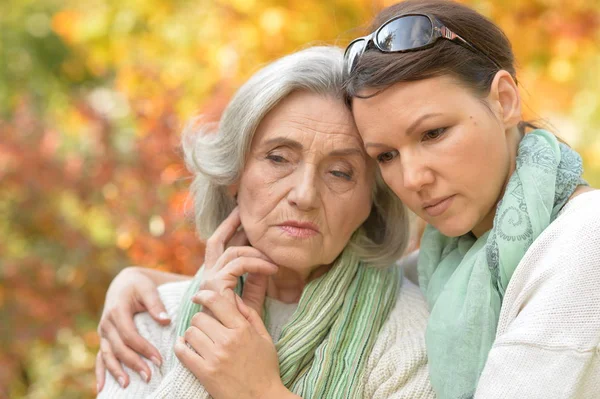 Donna anziana con figlia — Foto Stock