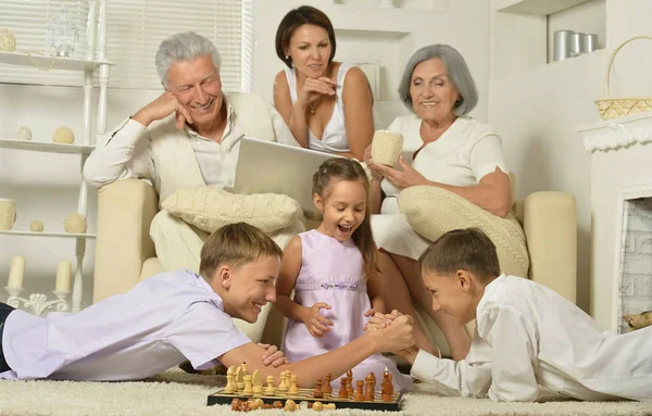 Famille heureuse avec des enfants avec ordinateur portable — Photo