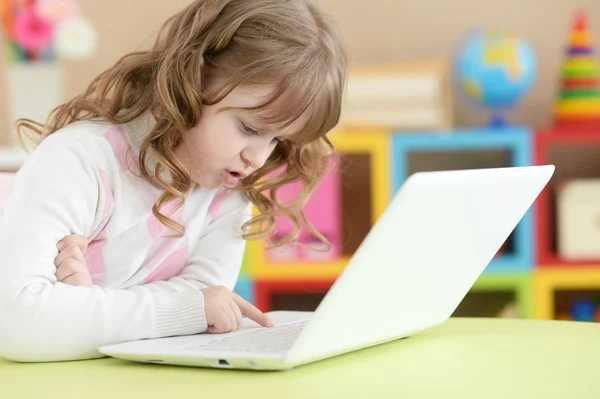 Schattig meisje met laptop — Stockfoto