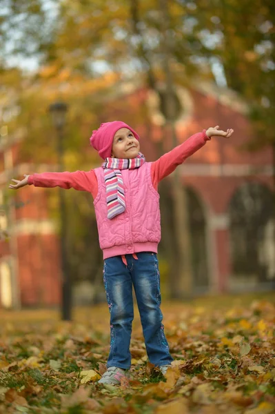 Hübsches kleines Mädchen ruht sich aus — Stockfoto