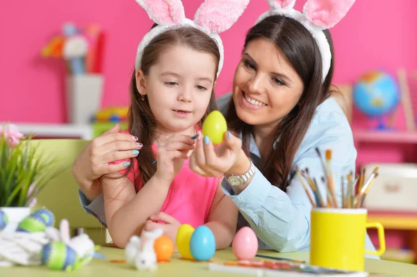 Meisje met moeder schilderij eieren — Stockfoto