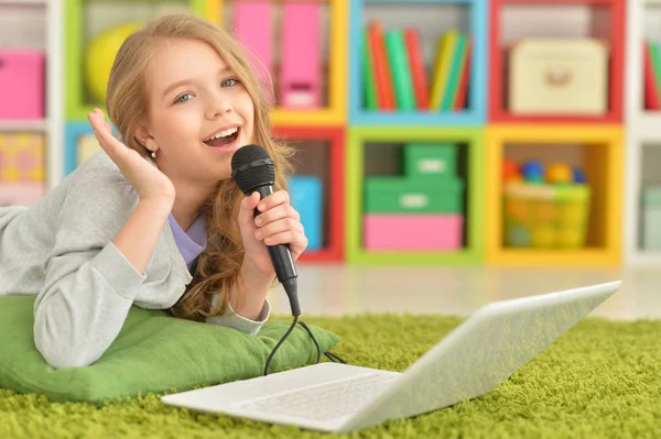 Menina cantando karaoke — Fotografia de Stock
