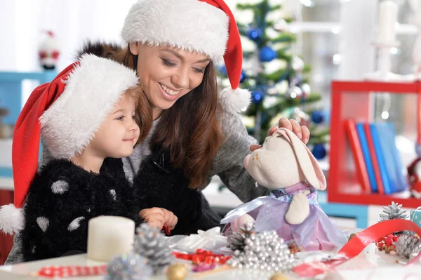 Matka a dcera připravují na Vánoce — Stock fotografie
