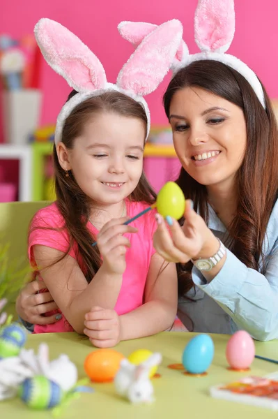 Meisje met moeder schilderij eieren — Stockfoto