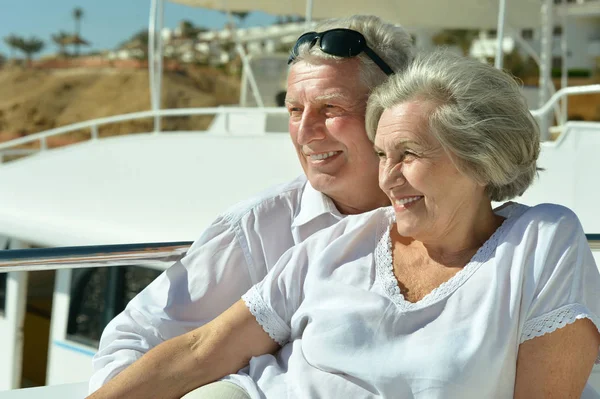 Пожилая пара отдыхает на яхте — стоковое фото