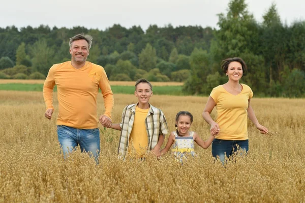 Famille dans le vert champ d'été — Photo