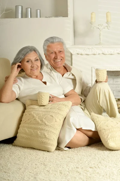 Пожилые люди сидят дома — стоковое фото