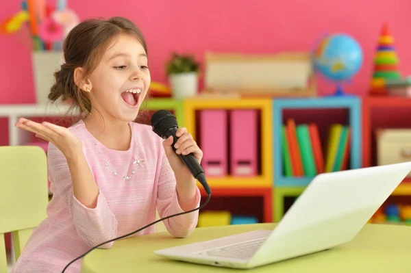 Chica cantando karaoke —  Fotos de Stock