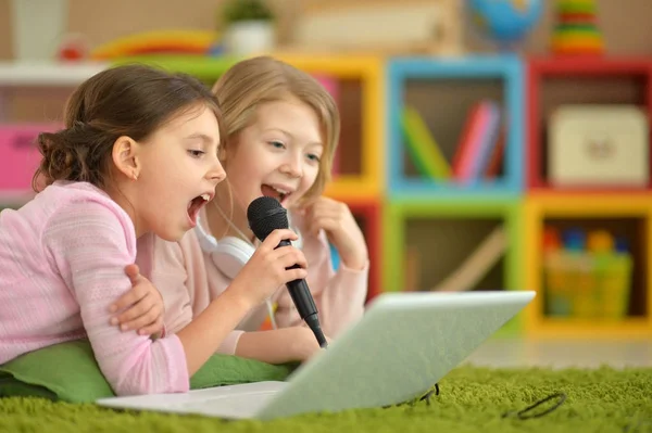 Little girls singing karaoke — Stock Photo, Image