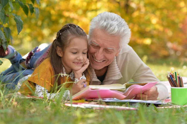 Grandfather and  granddaughter reading book — Stock Photo, Image