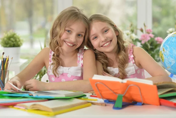 Meninas fazendo lição de casa — Fotografia de Stock