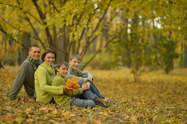Famiglia sorridente nella foresta autunnale — Foto Stock