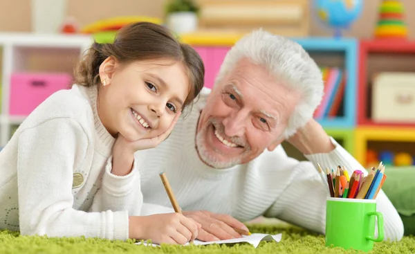 Grandfather playing with granddaughter — Stock Photo, Image