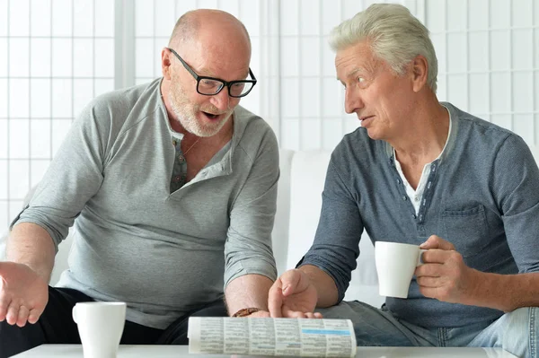 Senior mannen krant lezen — Stockfoto