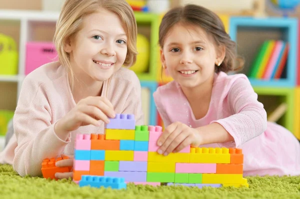 Niñas jugando con bloques de colores — Foto de Stock