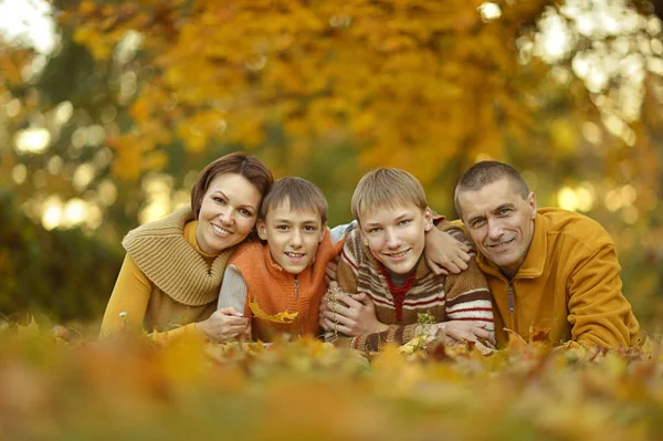 Lächelnde Familie im Herbstwald — Stockfoto