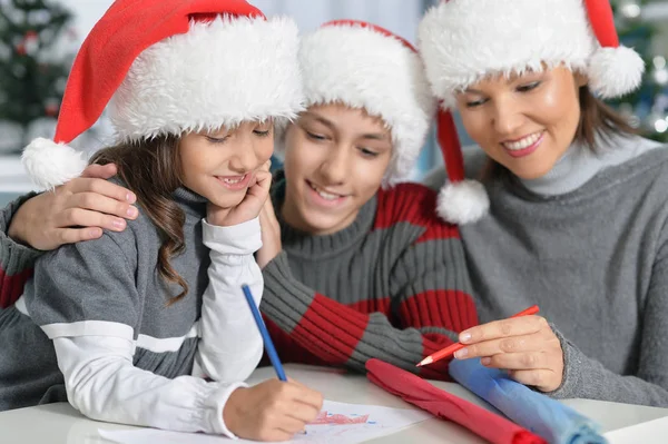 Mutter mit Kindern bereitet sich auf Weihnachten vor — Stockfoto