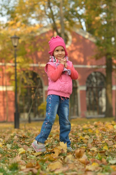 Hübsches kleines Mädchen ruht sich aus — Stockfoto