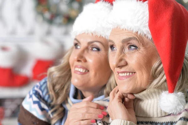Två kvinnor firar jul — Stockfoto