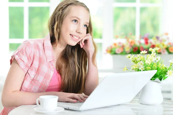 Adolescente chica usando laptop —  Fotos de Stock