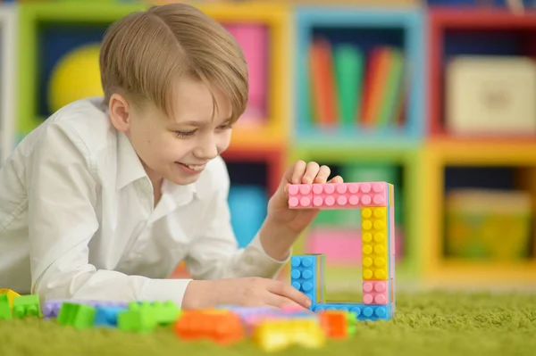 Junge spielt mit Blöcken — Stockfoto