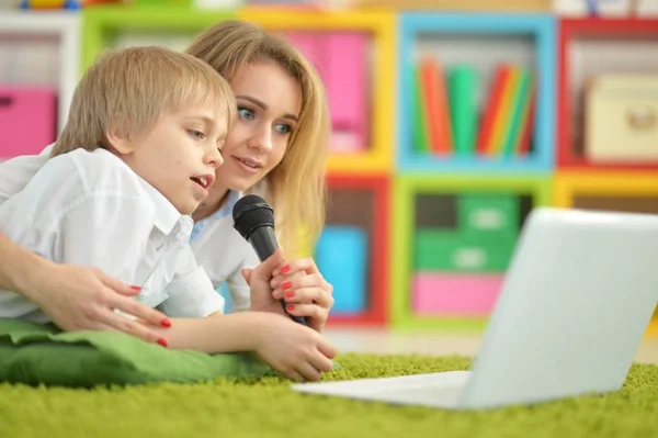 Mãe e filho cantando karaok — Fotografia de Stock